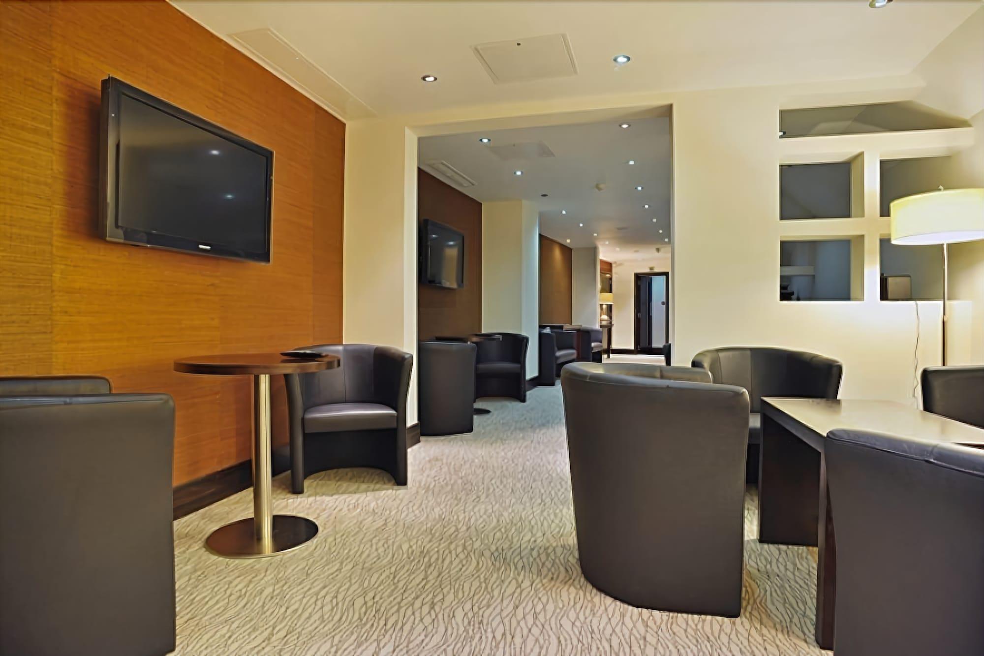 เดอะ มอนต์คาล์ม แอท บริวเวอรี ลอนดอนซิตี้ Hotel ภายนอก รูปภาพ The lounge at London Heathrow Airport