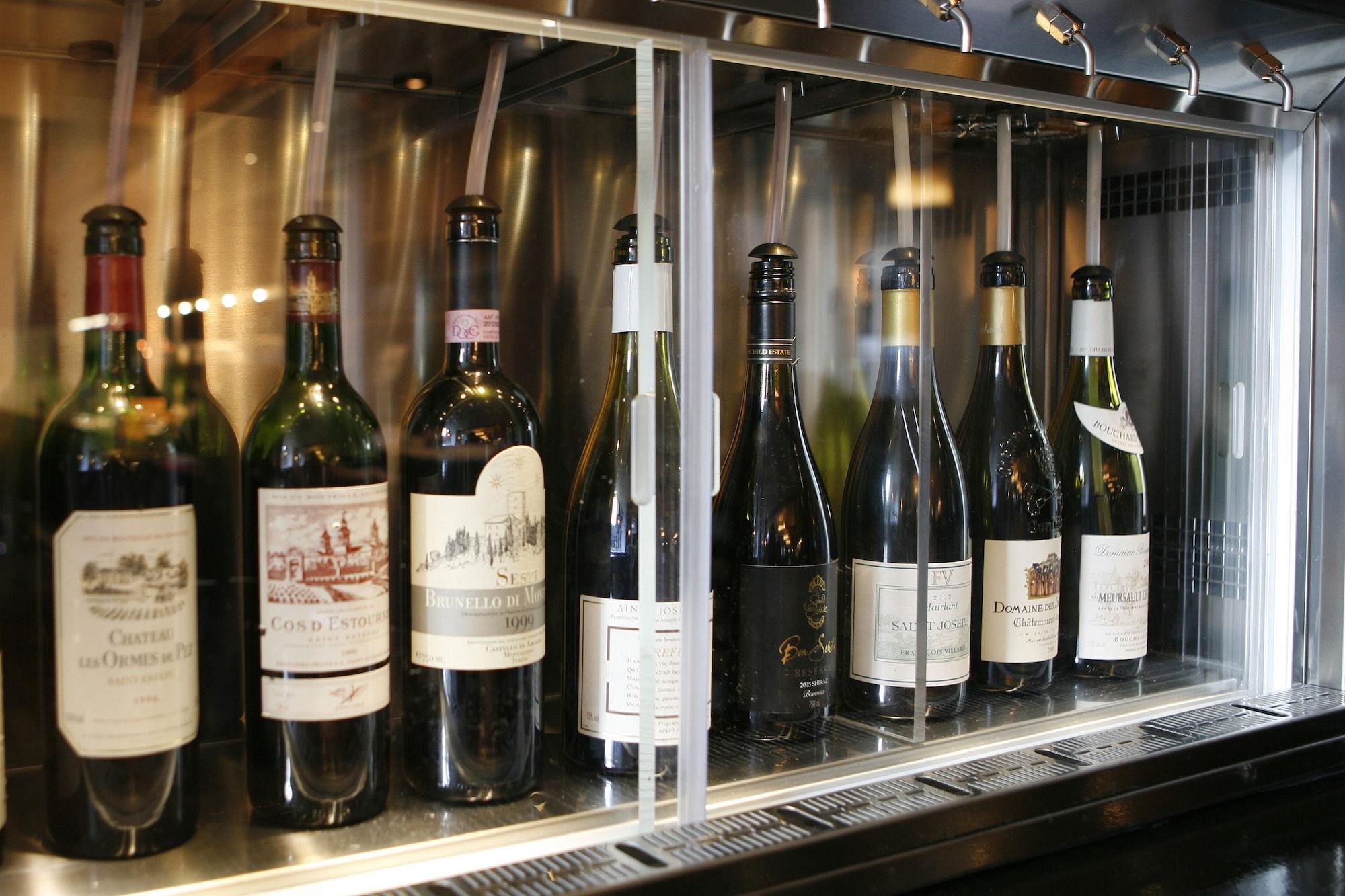 เดอะ มอนต์คาล์ม แอท บริวเวอรี ลอนดอนซิตี้ Hotel ภายนอก รูปภาพ Wine bottles in a wine dispenser