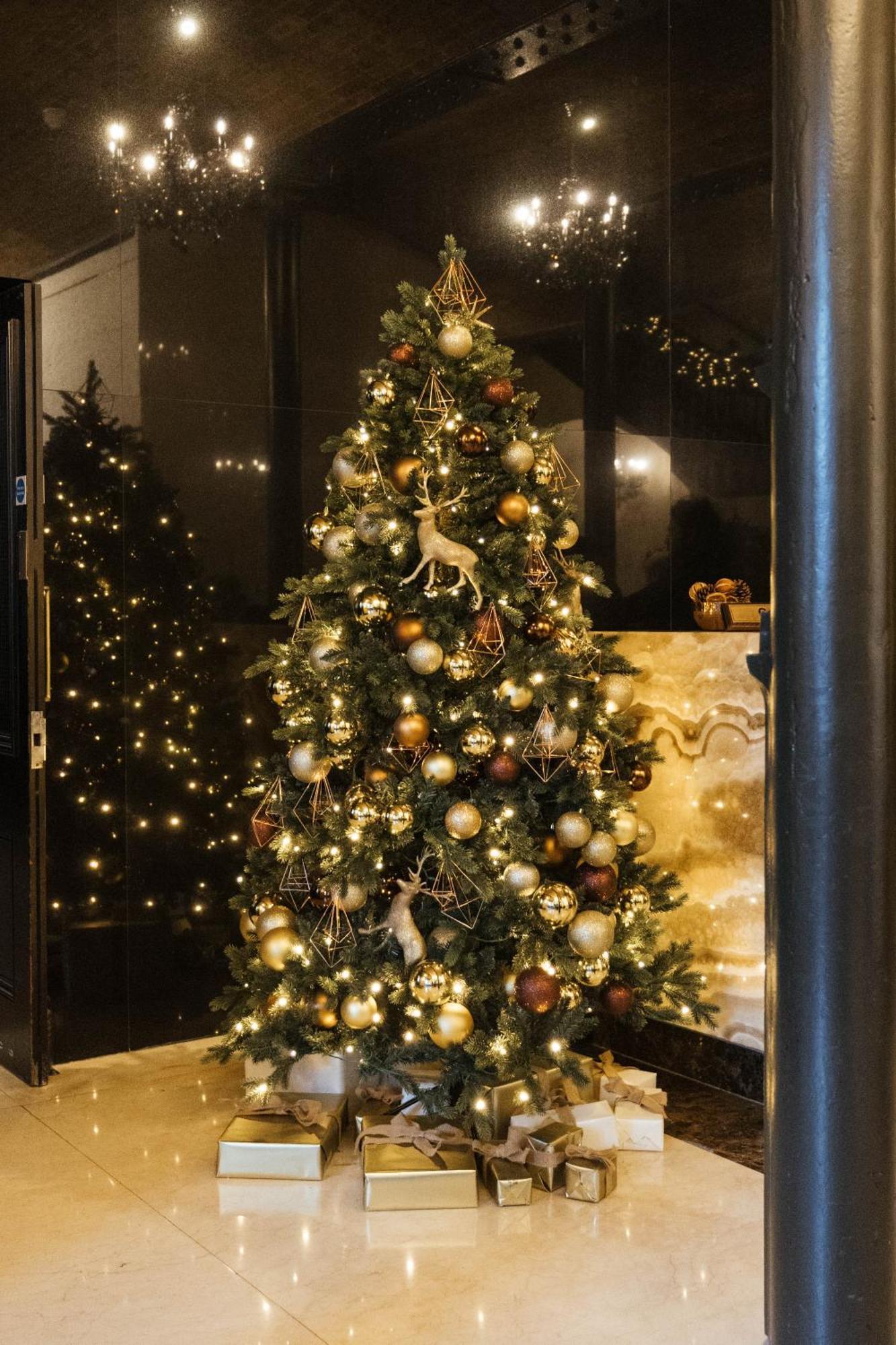 เดอะ มอนต์คาล์ม แอท บริวเวอรี ลอนดอนซิตี้ Hotel ภายนอก รูปภาพ A Christmas tree in the lobby of the Four Seasons Hotel, Hong Kong